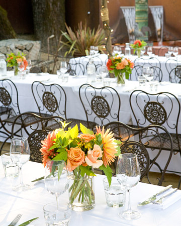 Table arrangements for your wedding in bright oranges and peaches